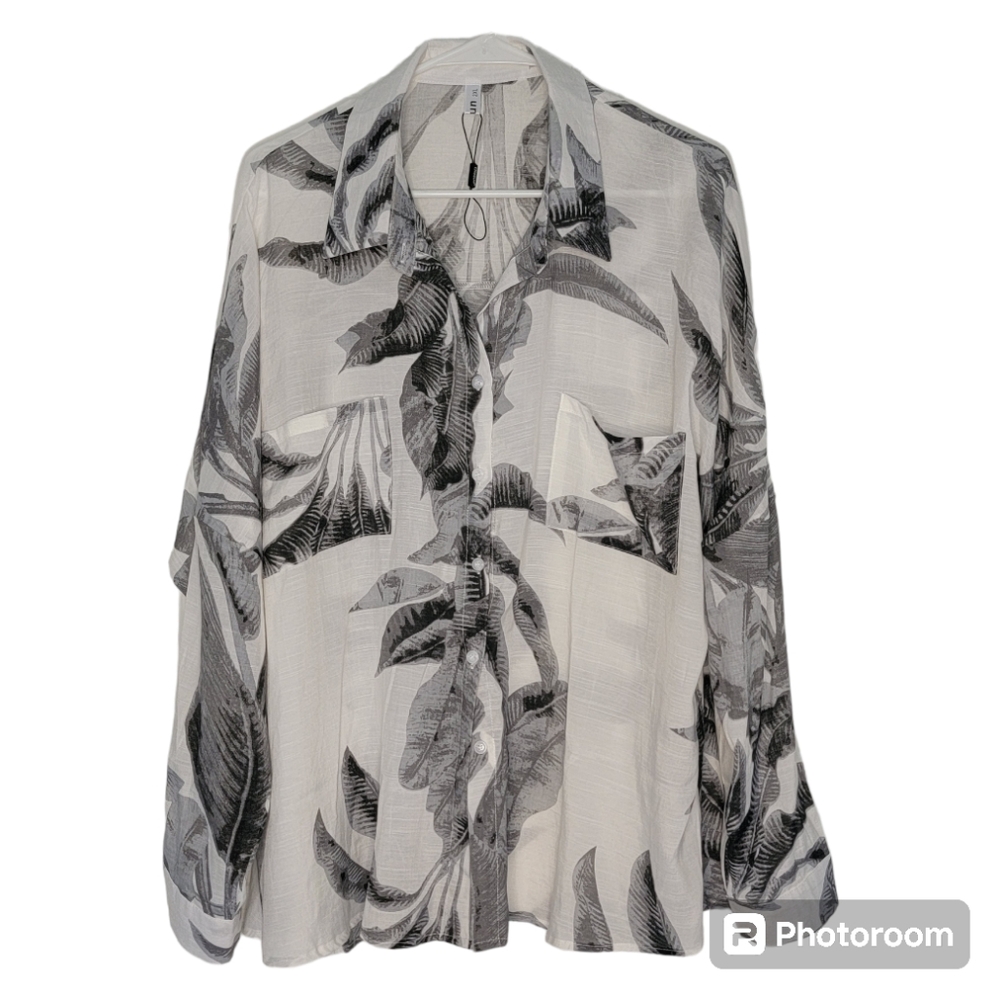 NWOT Diosum Women's Plus Size Gray/ White Hawaiian Print Button Down Blouse - 2X